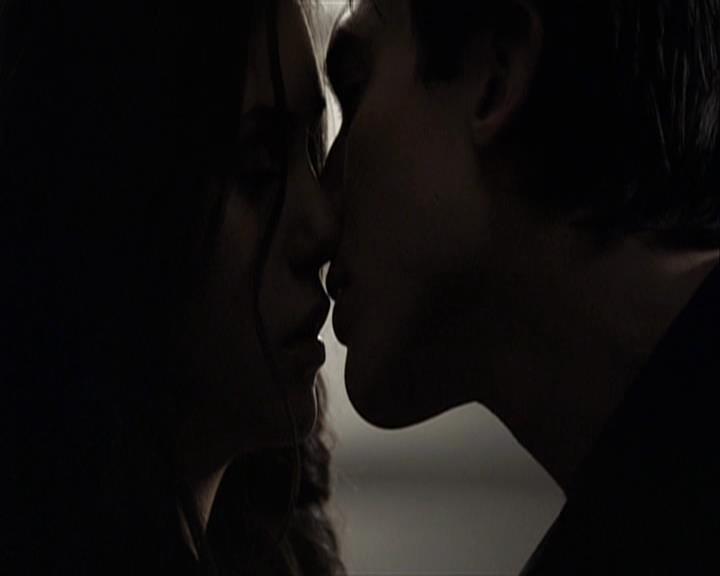 VampireDiariesWorld-dot-org_Seizoen2-DVDExtras-ThePerfectLoveTriangle-VampiresWerewolvesWitches0090.jpg