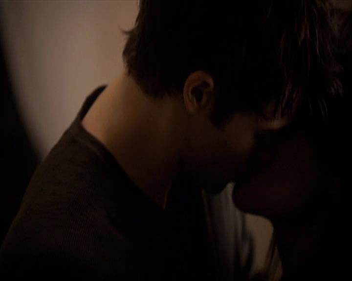 VampireDiariesWorld-dot-org_Seizoen2-DVDExtras-ThePerfectLoveTriangle-VampiresWerewolvesWitches0172.jpg