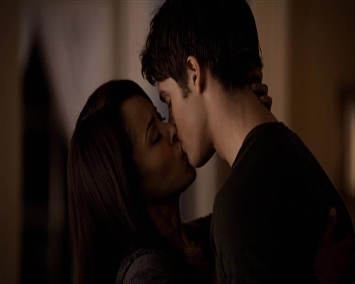 VampireDiariesWorld-dot-org_Seizoen2-DVDExtras-ThePerfectLoveTriangle-VampiresWerewolvesWitches0173.jpg