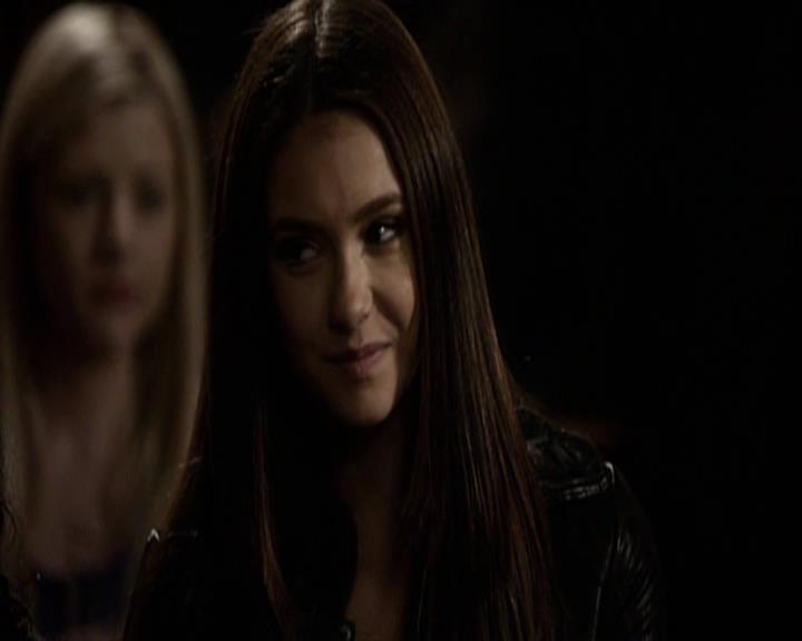 VampireDiariesWorld-dot-org_Seizoen2-DVDExtras-ThePerfectLoveTriangle-VampiresWerewolvesWitches0204.jpg