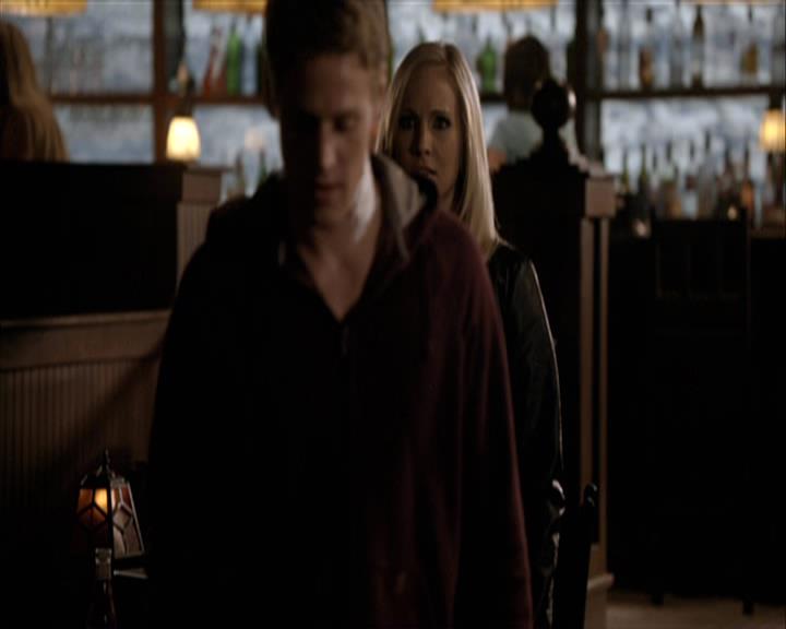 VampireDiariesWorld-dot-org_Seizoen2-DVDExtras-ThePerfectLoveTriangle-VampiresWerewolvesWitches0214.jpg