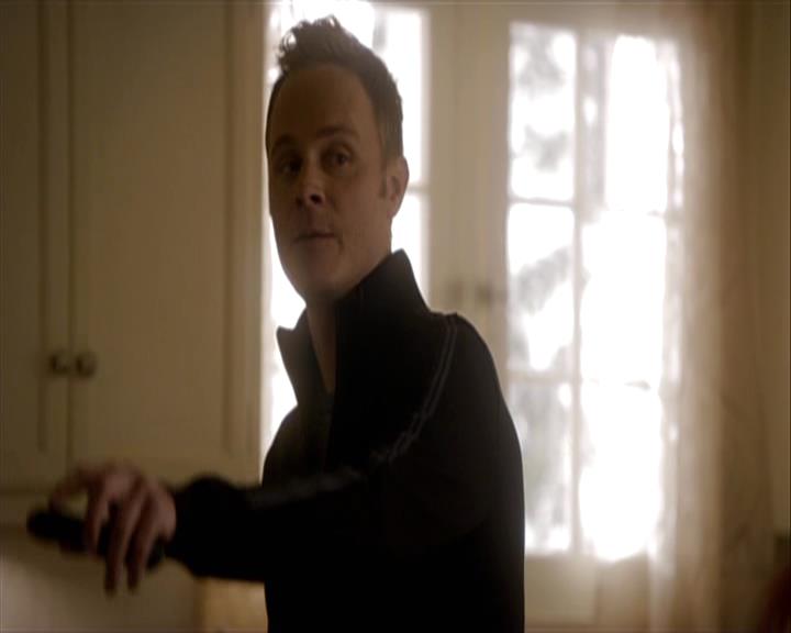 VampireDiariesWorld-dot-org_Seizoen2-DVDExtras-ThePerfectLoveTriangle-VampiresWerewolvesWitches0340.jpg