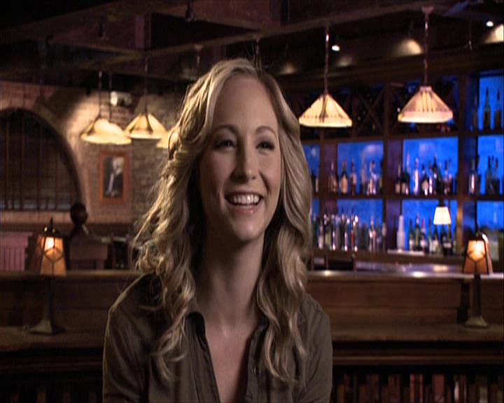 VampireDiariesWorld-dot-org_Seizoen2-DVDExtras-ThePerfectLoveTriangle-VampiresWerewolvesWitches0425.jpg