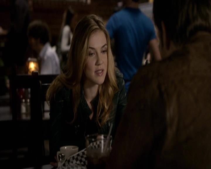 VampireDiariesWorld-dot-org_Seizoen2-DVDExtras-ThePerfectLoveTriangle-VampiresWerewolvesWitches0426.jpg
