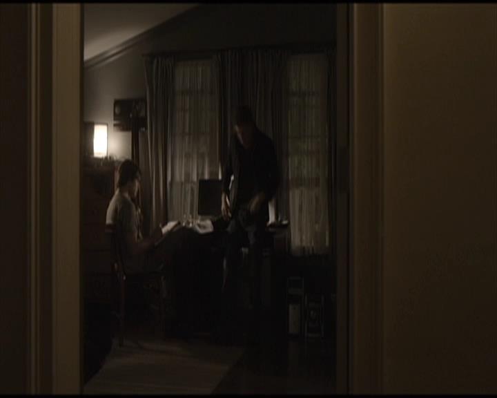 VampireDiariesWorld-dot-org_Seizoen2-DVDScenes-2x01TheReturn0058.jpg