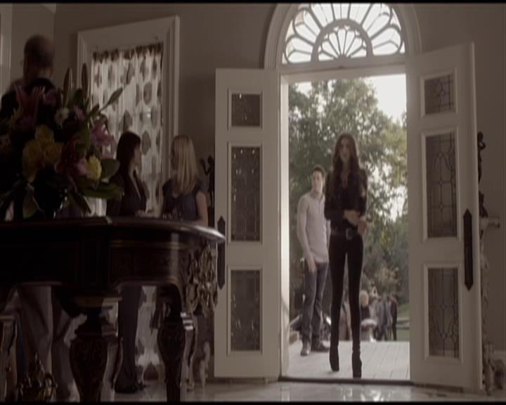VampireDiariesWorld-dot-org_Seizoen2-DVDScenes-2x01TheReturn0194.jpg