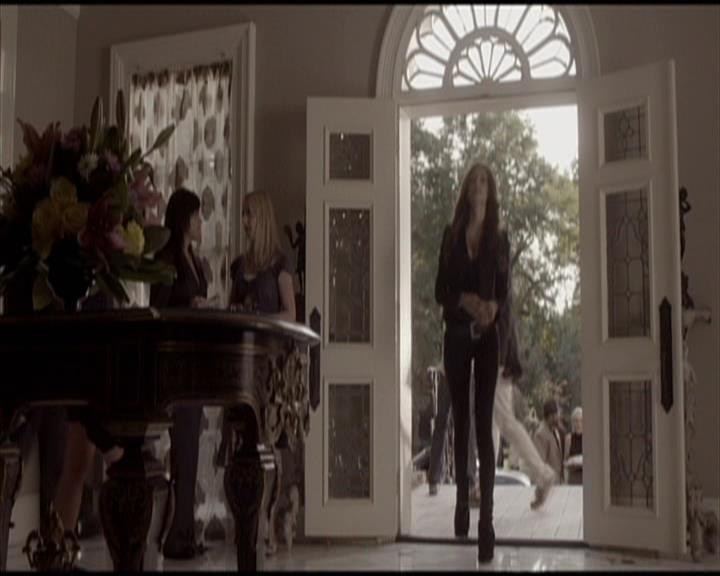 VampireDiariesWorld-dot-org_Seizoen2-DVDScenes-2x01TheReturn0202.jpg