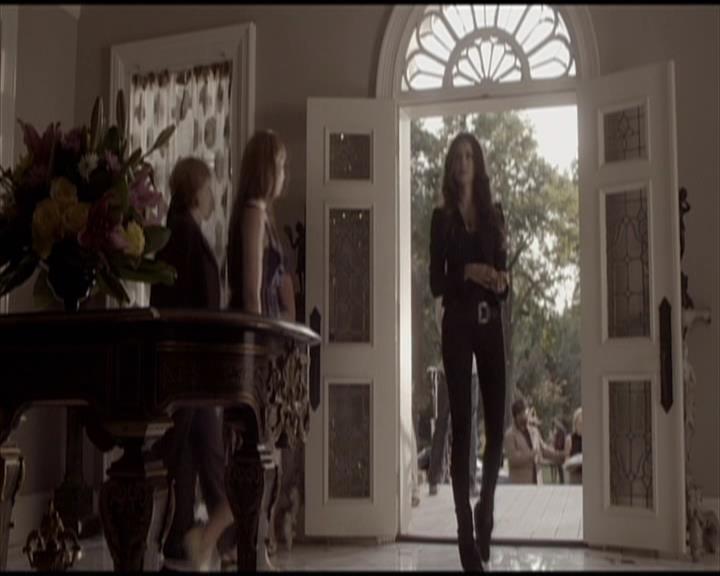 VampireDiariesWorld-dot-org_Seizoen2-DVDScenes-2x01TheReturn0203.jpg