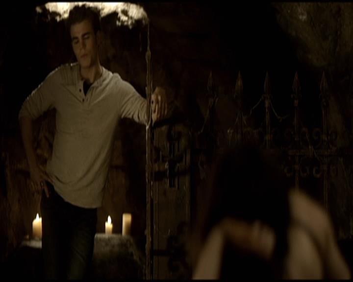 VampireDiariesWorld-dot-org_Seizoen2-DVDScenes-2x11ByTheLightOfTheMoon0073.jpg