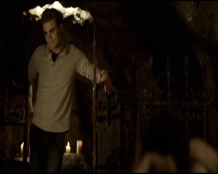 VampireDiariesWorld-dot-org_Seizoen2-DVDScenes-2x11ByTheLightOfTheMoon0077.jpg