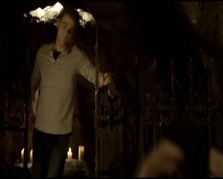 VampireDiariesWorld-dot-org_Seizoen2-DVDScenes-2x11ByTheLightOfTheMoon0078.jpg