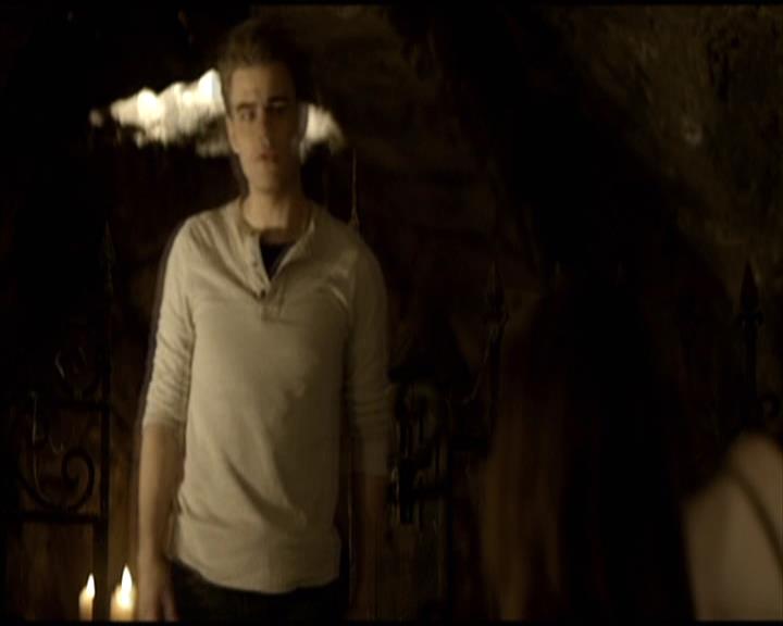 VampireDiariesWorld-dot-org_Seizoen2-DVDScenes-2x11ByTheLightOfTheMoon0081.jpg