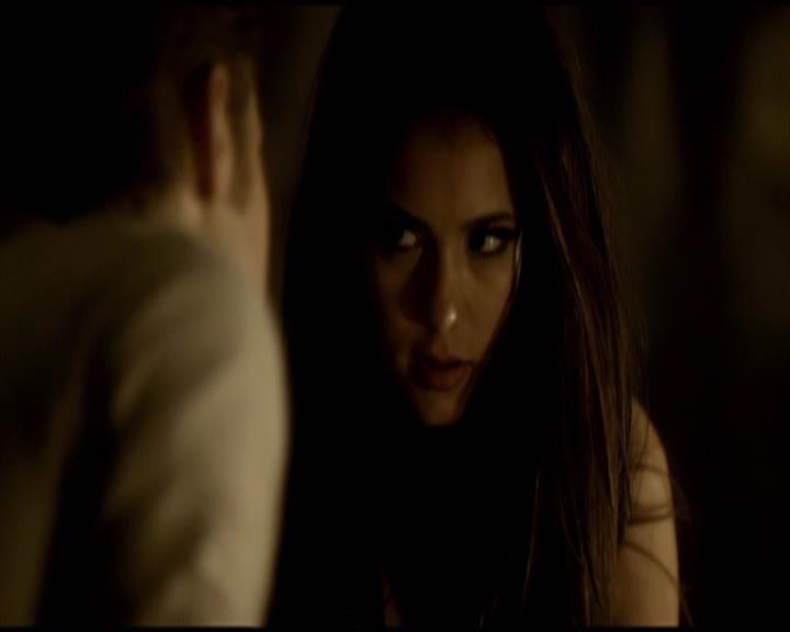 VampireDiariesWorld-dot-org_Seizoen2-DVDScenes-2x11ByTheLightOfTheMoon0109.jpg