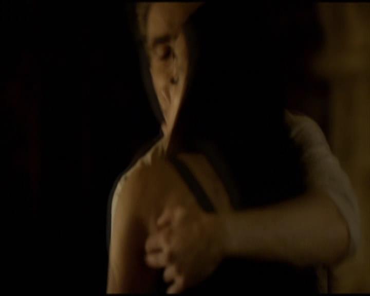 VampireDiariesWorld-dot-org_Seizoen2-DVDScenes-2x11ByTheLightOfTheMoon0147.jpg