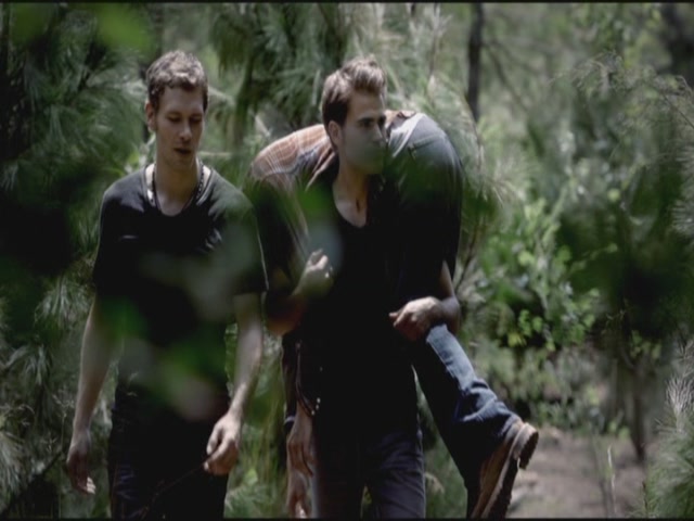 VampireDiariesWorld-dot-org-TVD_3x02TheHybrid2406.jpg