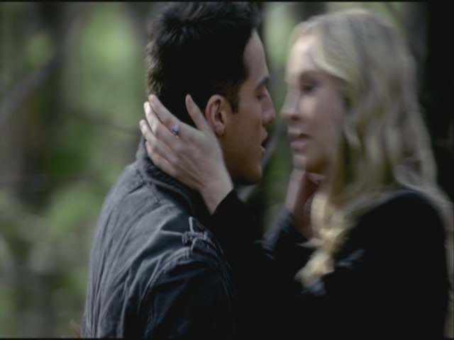 VampireDiariesWorld-dot-org-S3TVD_3x19HeartOfDarkness0609.jpg