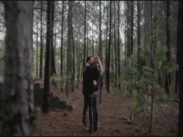 VampireDiariesWorld-dot-org-S3TVD_3x19HeartOfDarkness0610.jpg