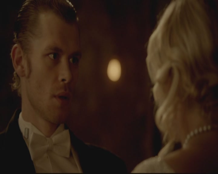 VampireDiariesWorld-dot-org-S3-TheOriginalVampireTheBeginning0927.jpg