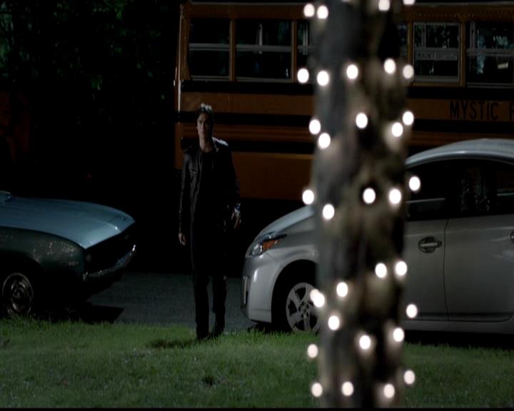 VampireDiariesWorld-dot-org_4x02Memorial1974.jpg