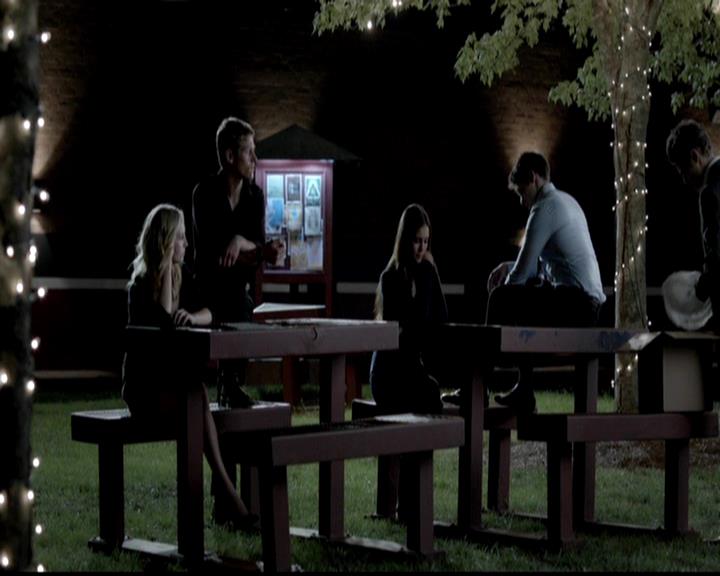 VampireDiariesWorld-dot-org_4x02Memorial1975.jpg