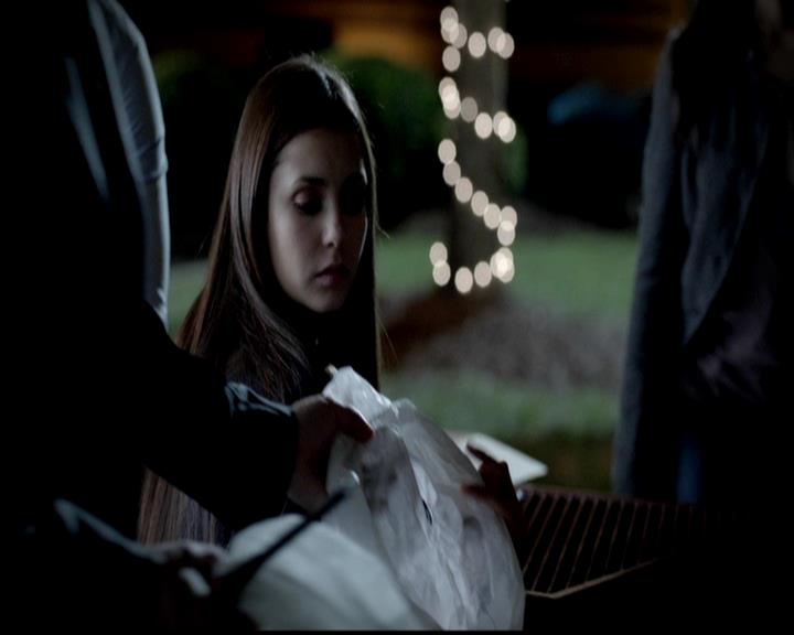 VampireDiariesWorld-dot-org_4x02Memorial1984.jpg