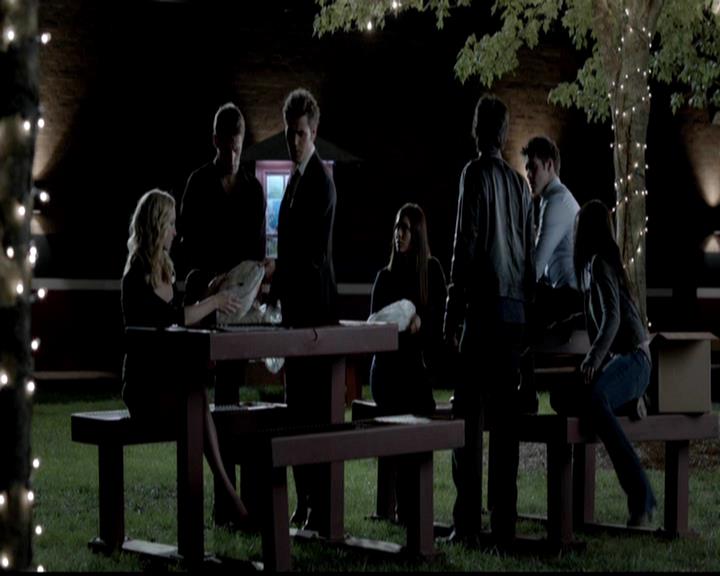 VampireDiariesWorld-dot-org_4x02Memorial1990.jpg