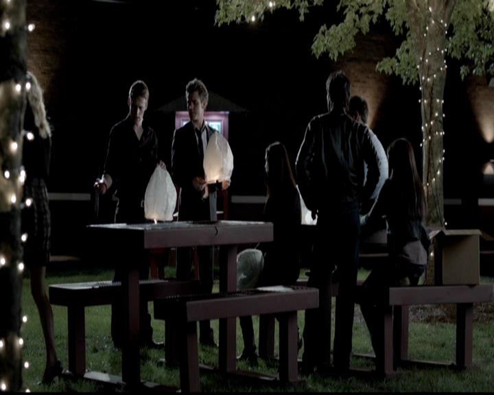 VampireDiariesWorld-dot-org_4x02Memorial2040.jpg