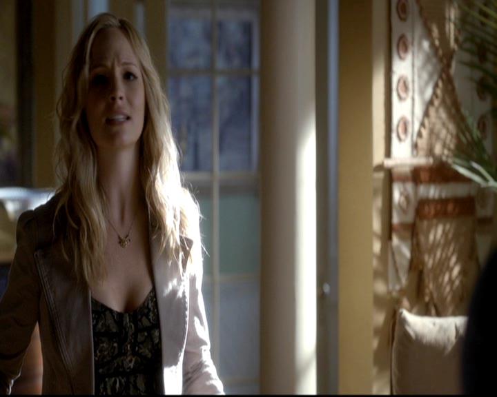 VampireDiariesWorld-dot-org_4x08WellAlwaysHaveBourbonStreet0055.jpg