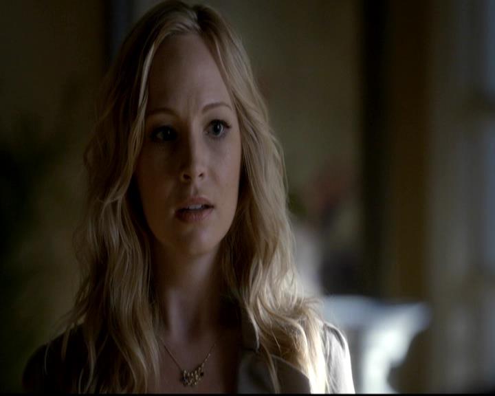 VampireDiariesWorld-dot-org_4x08WellAlwaysHaveBourbonStreet0077.jpg