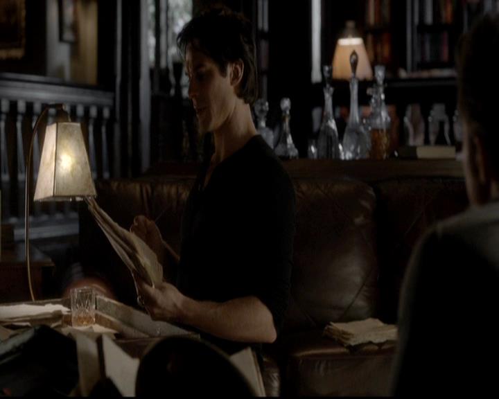 VampireDiariesWorld-dot-org_4x08WellAlwaysHaveBourbonStreet0531.jpg