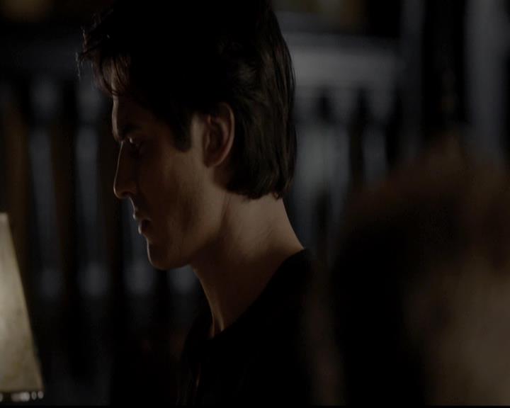 VampireDiariesWorld-dot-org_4x08WellAlwaysHaveBourbonStreet0532.jpg