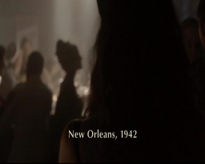 VampireDiariesWorld-dot-org_4x08WellAlwaysHaveBourbonStreet0545.jpg