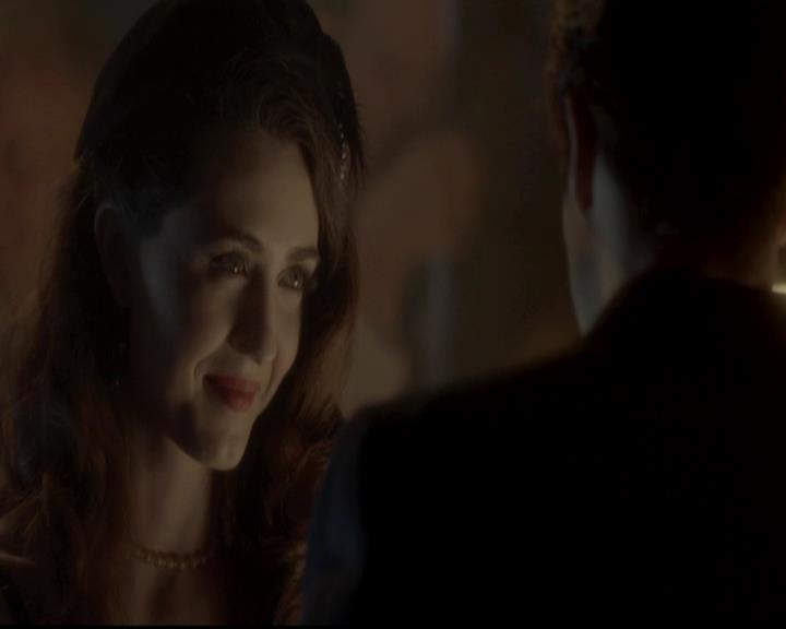 VampireDiariesWorld-dot-org_4x08WellAlwaysHaveBourbonStreet0569.jpg