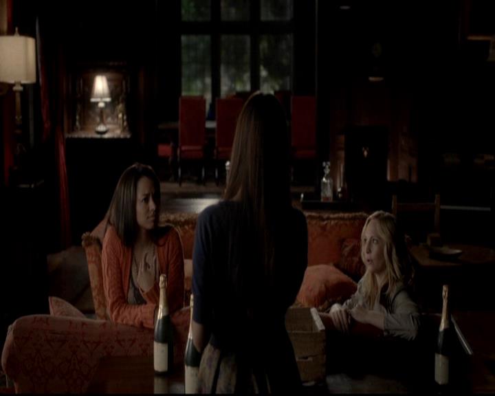 VampireDiariesWorld-dot-org_4x08WellAlwaysHaveBourbonStreet0643.jpg