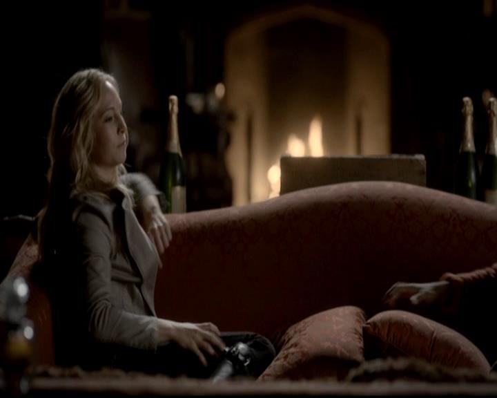 VampireDiariesWorld-dot-org_4x08WellAlwaysHaveBourbonStreet0659.jpg