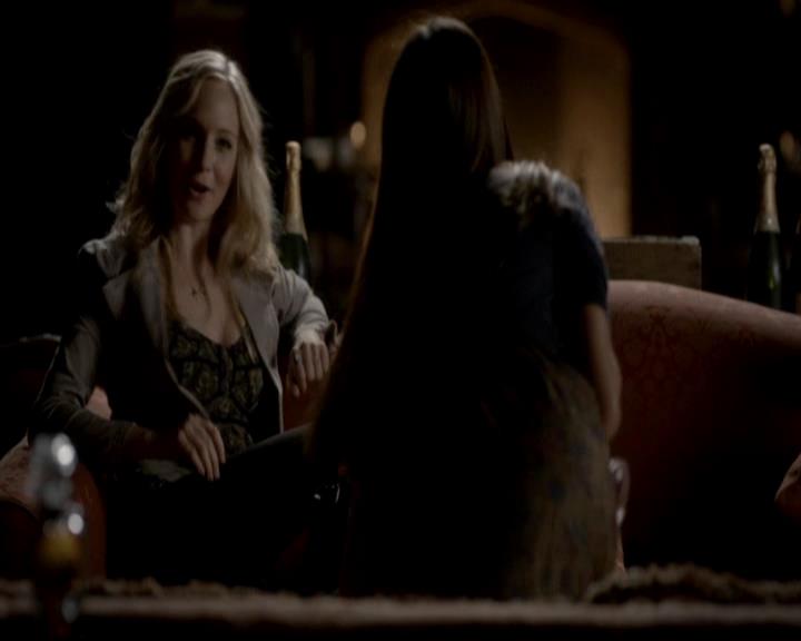 VampireDiariesWorld-dot-org_4x08WellAlwaysHaveBourbonStreet0660.jpg