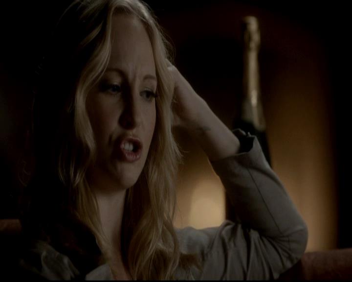 VampireDiariesWorld-dot-org_4x08WellAlwaysHaveBourbonStreet0666.jpg