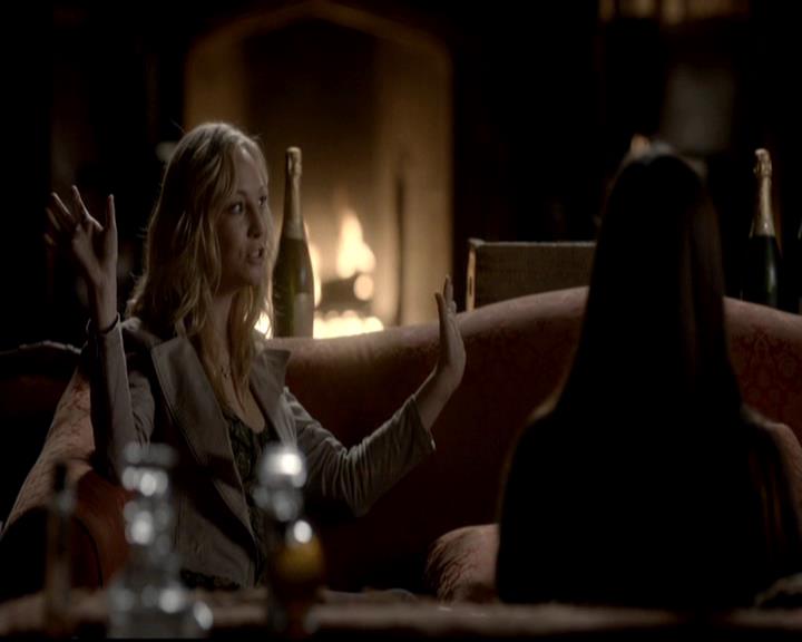 VampireDiariesWorld-dot-org_4x08WellAlwaysHaveBourbonStreet0704.jpg