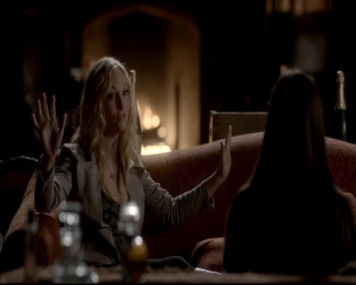 VampireDiariesWorld-dot-org_4x08WellAlwaysHaveBourbonStreet0706.jpg