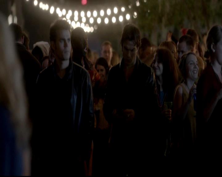 VampireDiariesWorld-dot-org_4x08WellAlwaysHaveBourbonStreet0736.jpg