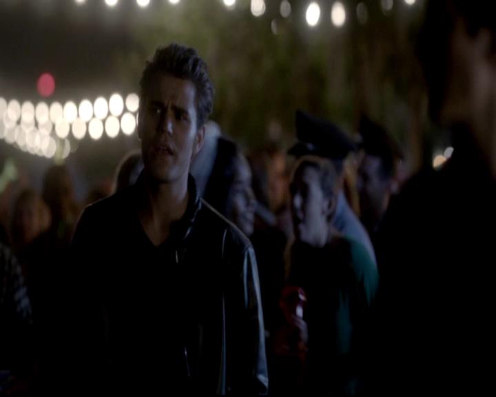 VampireDiariesWorld-dot-org_4x08WellAlwaysHaveBourbonStreet0754.jpg