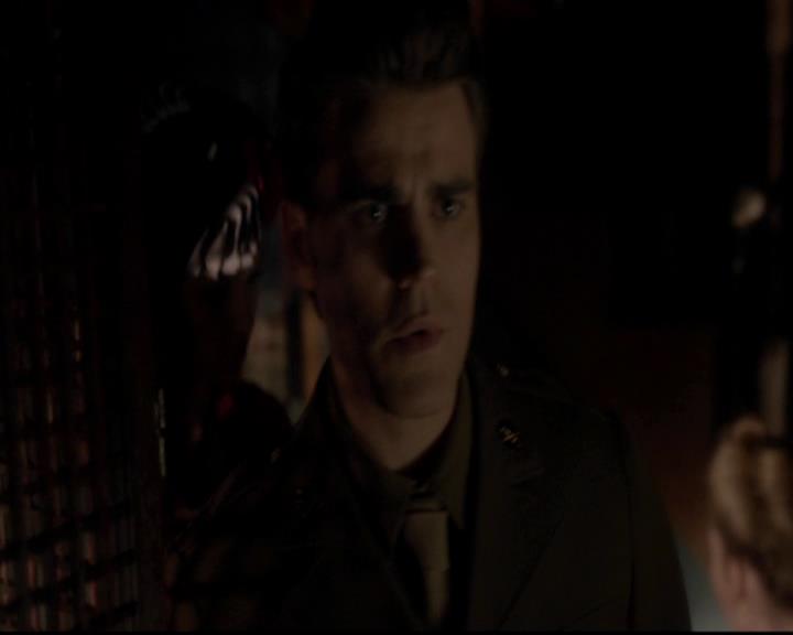 VampireDiariesWorld-dot-org_4x08WellAlwaysHaveBourbonStreet0786.jpg