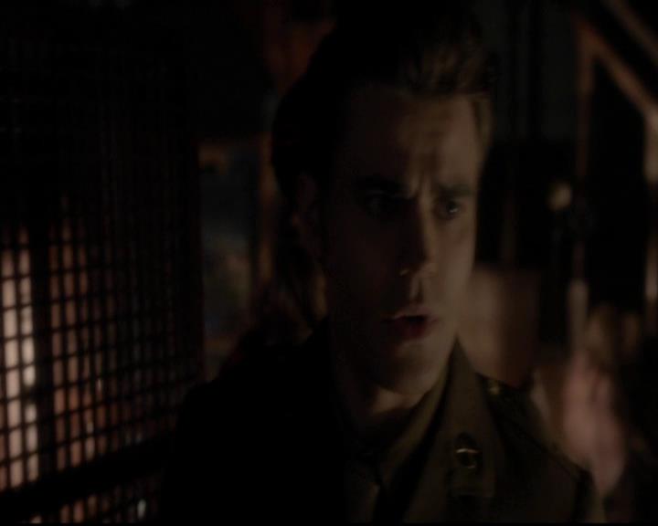 VampireDiariesWorld-dot-org_4x08WellAlwaysHaveBourbonStreet0787.jpg