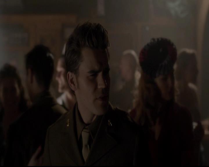 VampireDiariesWorld-dot-org_4x08WellAlwaysHaveBourbonStreet0792.jpg