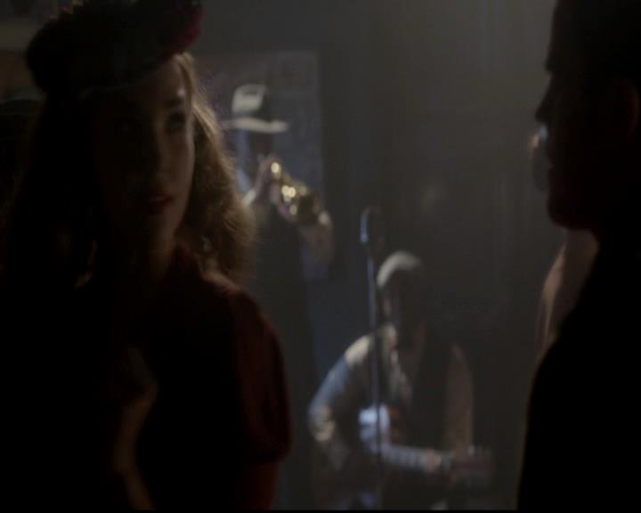 VampireDiariesWorld-dot-org_4x08WellAlwaysHaveBourbonStreet0794.jpg