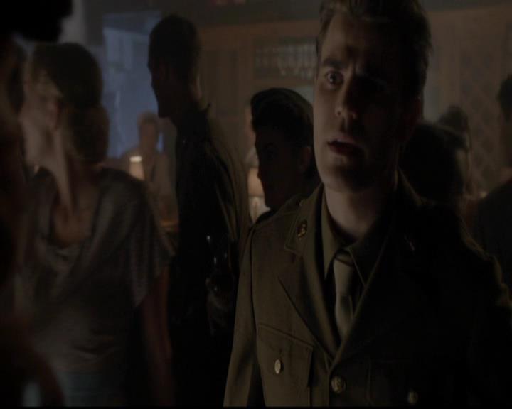 VampireDiariesWorld-dot-org_4x08WellAlwaysHaveBourbonStreet0798.jpg