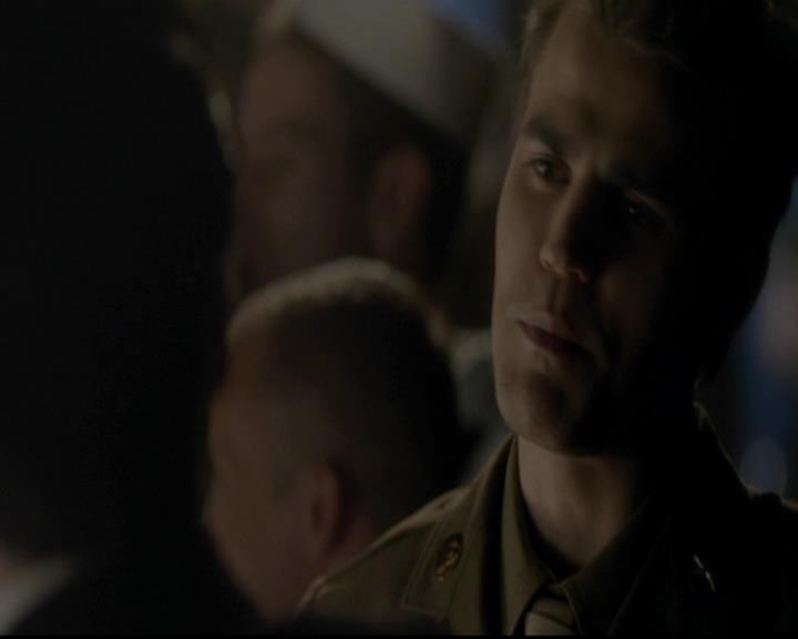 VampireDiariesWorld-dot-org_4x08WellAlwaysHaveBourbonStreet0839.jpg