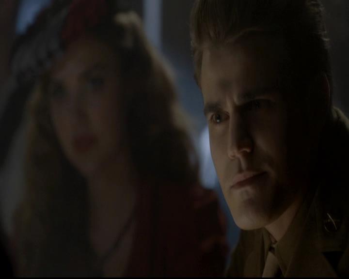 VampireDiariesWorld-dot-org_4x08WellAlwaysHaveBourbonStreet0865.jpg