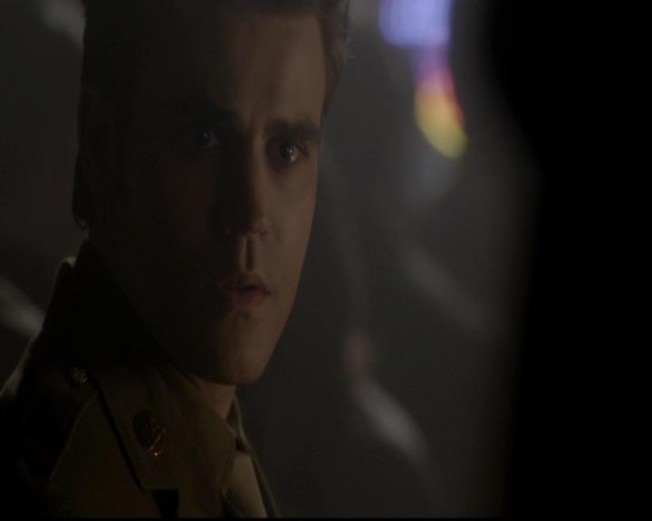 VampireDiariesWorld-dot-org_4x08WellAlwaysHaveBourbonStreet0915.jpg