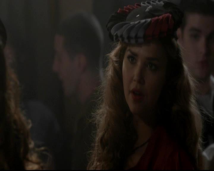 VampireDiariesWorld-dot-org_4x08WellAlwaysHaveBourbonStreet0935.jpg